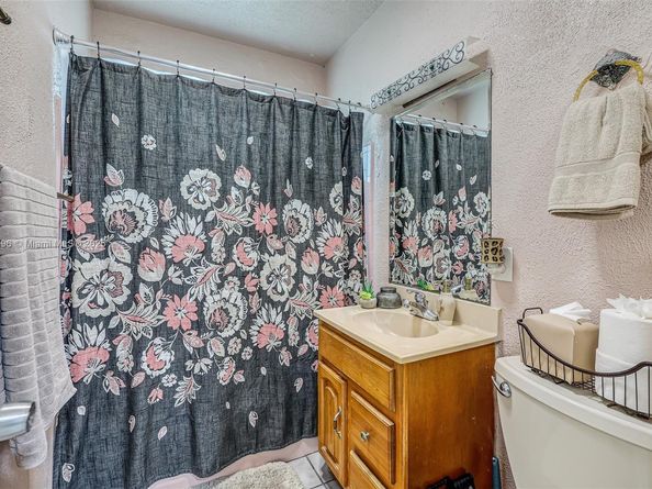 6431 SW 19th St, North Lauderdale FL 33068