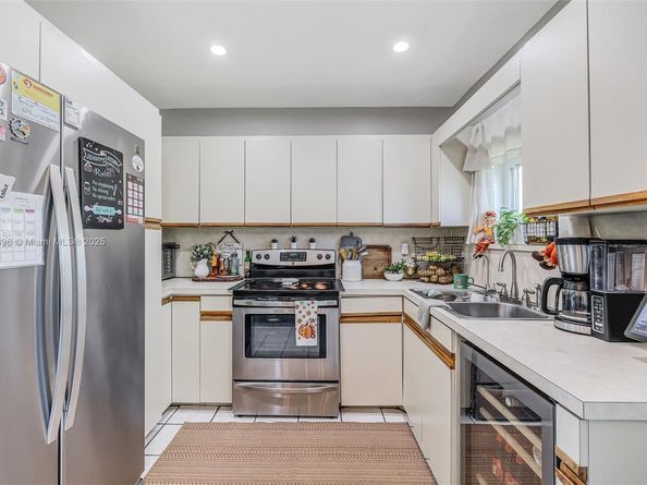 6431 SW 19th St, North Lauderdale FL 33068