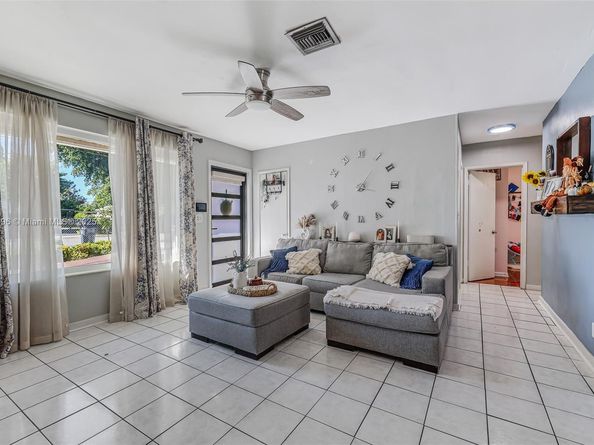 6431 SW 19th St, North Lauderdale FL 33068