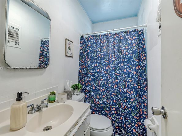 6431 SW 19th St, North Lauderdale FL 33068