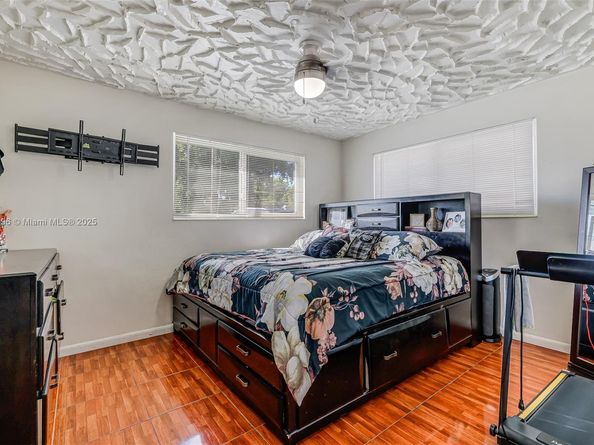 6431 SW 19th St, North Lauderdale FL 33068