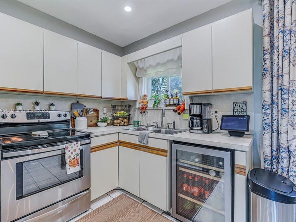 6431 SW 19th St, North Lauderdale FL 33068