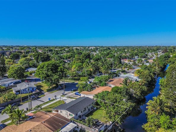 6431 SW 19th St, North Lauderdale FL 33068