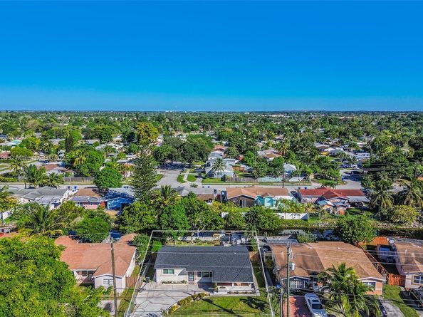 6431 SW 19th St, North Lauderdale FL 33068