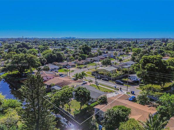 6431 SW 19th St, North Lauderdale FL 33068