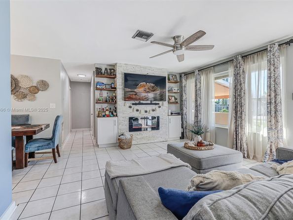 6431 SW 19th St, North Lauderdale FL 33068