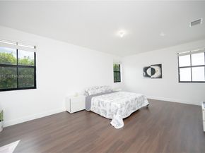 9866 NW 10th St, Miami FL 33172