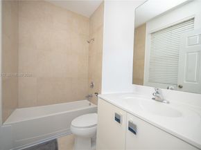 9866 NW 10th St, Miami FL 33172