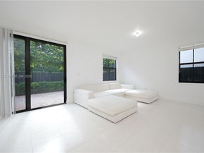 9866 NW 10th St, Miami FL 33172