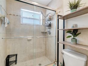 9900 NW 2nd Ct, Plantation FL 33324
