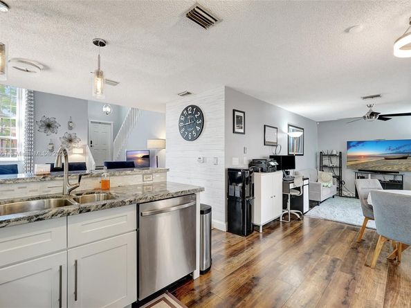 9900 NW 2nd Ct, Plantation FL 33324