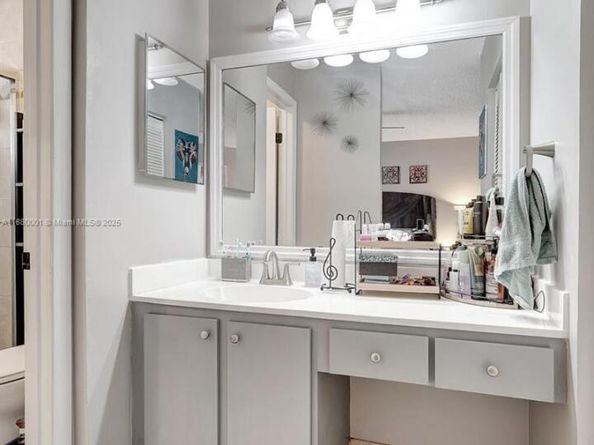 9900 NW 2nd Ct, Plantation FL 33324