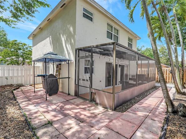 9900 NW 2nd Ct, Plantation FL 33324