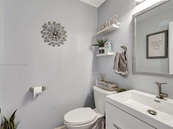 9900 NW 2nd Ct, Plantation FL 33324