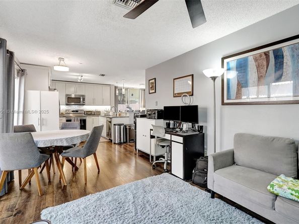 9900 NW 2nd Ct, Plantation FL 33324