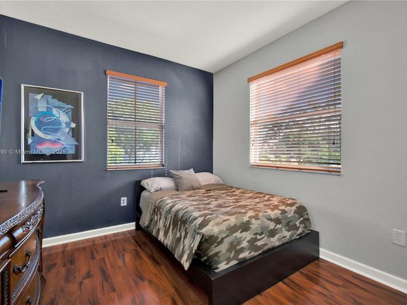 1081 NE 40th Rd, Homestead FL 33033