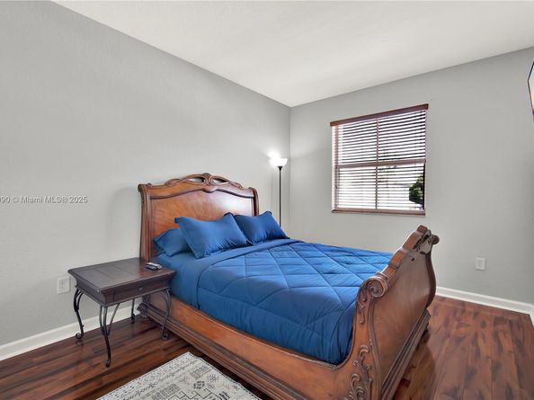 1081 NE 40th Rd, Homestead FL 33033