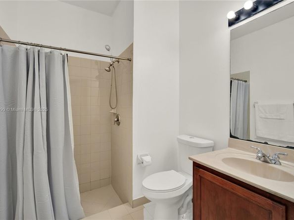 1081 NE 40th Rd, Homestead FL 33033