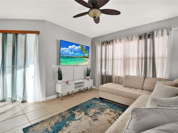 1081 NE 40th Rd, Homestead FL 33033