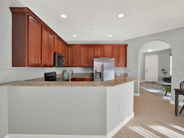 1081 NE 40th Rd, Homestead FL 33033