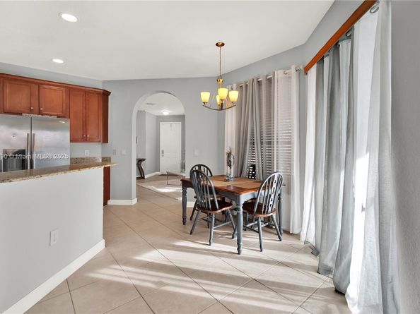 1081 NE 40th Rd, Homestead FL 33033