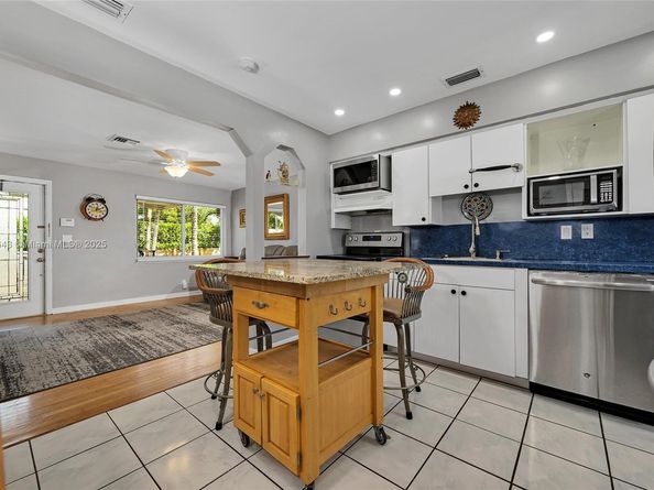824 NE 17th Ct, Fort Lauderdale FL 33305
