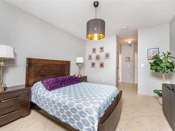 10012 NW 7th St 104, Miami FL 33172