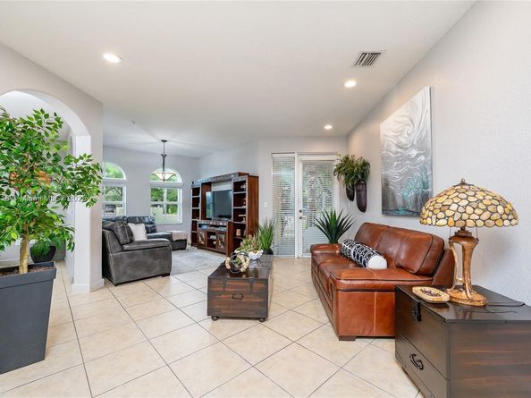 10012 NW 7th St 104, Miami FL 33172
