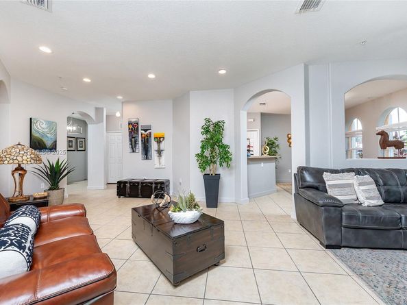 10012 NW 7th St 104, Miami FL 33172