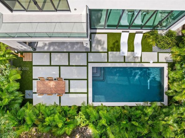 66 NW 50th St, Miami FL 33127