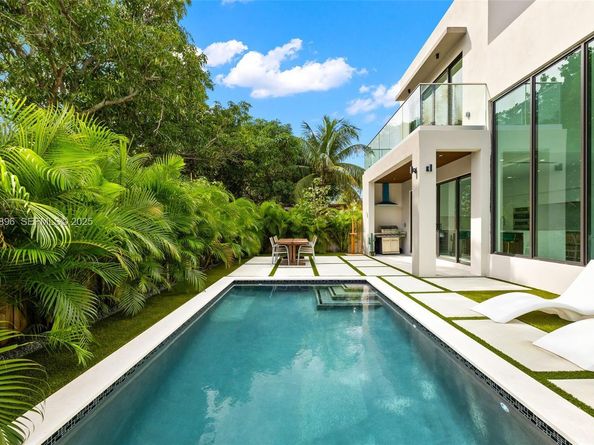 66 NW 50th St, Miami FL 33127