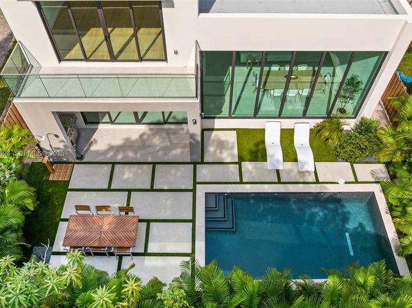 66 NW 50th St, Miami FL 33127