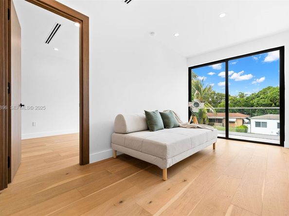 66 NW 50th St, Miami FL 33127