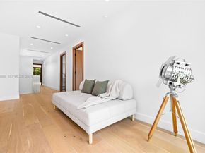 66 NW 50th St, Miami FL 33127