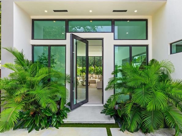 66 NW 50th St, Miami FL 33127