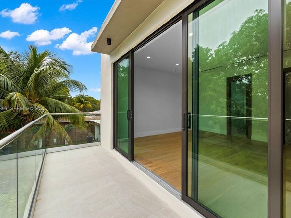 66 NW 50th St, Miami FL 33127