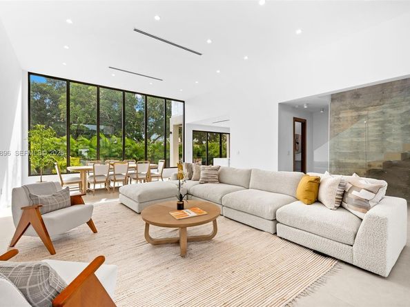 66 NW 50th St, Miami FL 33127