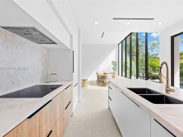 66 NW 50th St, Miami FL 33127