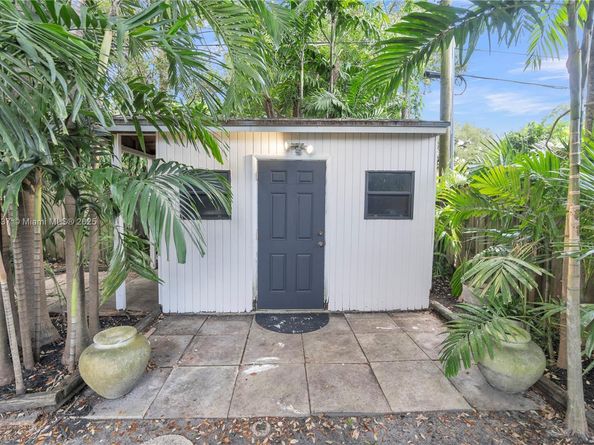 613 NE 159th St, Miami FL 33162