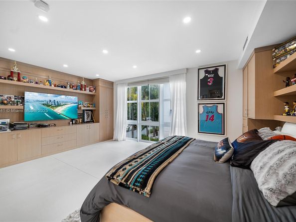 6203 N Laguna Path N, Miami Beach FL 33141