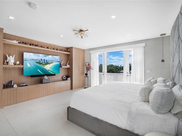 6203 N Laguna Path N, Miami Beach FL 33141