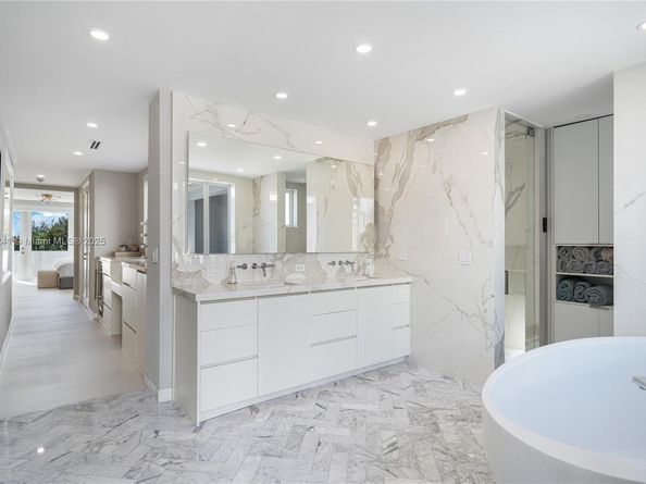 6203 N Laguna Path N, Miami Beach FL 33141