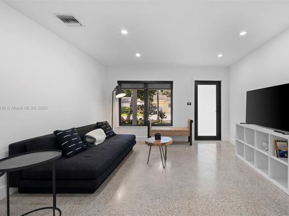 829 SW 4th Ct, Fort Lauderdale FL 33312