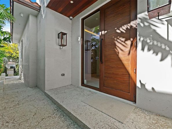 Undisclosed Address #A11915030, Miami Beach FL 33140