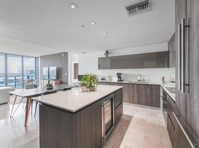 88 SW 7th St 2204, Miami FL 33130