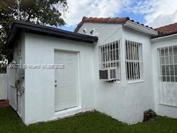 560 NE 77th St, Miami FL 33138