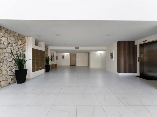 16200 Golf Club Rd 102, Weston FL 33326