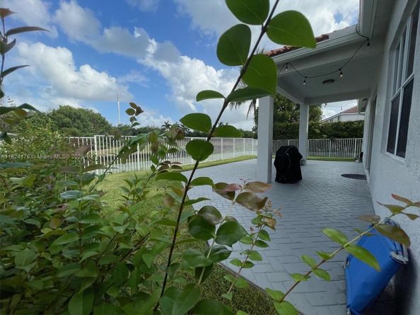 1087 Chenille Cir, Weston FL 33327