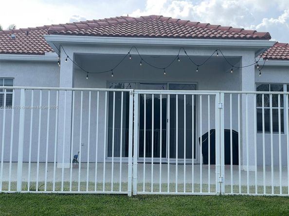 1087 Chenille Cir, Weston FL 33327
