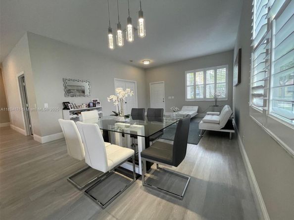 1087 Chenille Cir, Weston FL 33327